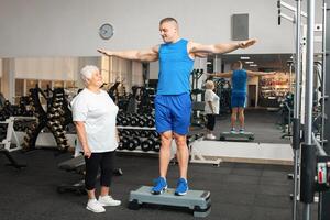 un anziano pensionato giochi gli sport nel il Palestra foto