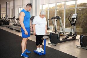 un anziano pensionato giochi gli sport nel il Palestra foto