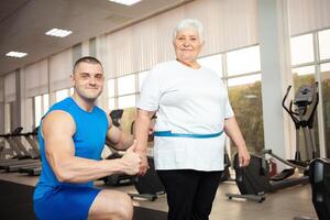 un anziano pensionato giochi gli sport nel il Palestra foto