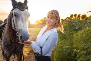 donna gli amori un' cavallo. amore e amicizia per il animale, cura foto