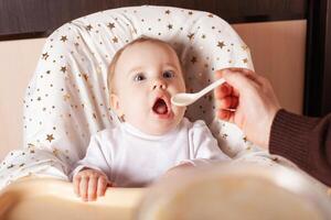 dolce bambini mangiare salutare cibo nel scuola materna o a casa foto