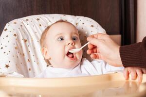 dolce bambini mangiare salutare cibo nel scuola materna o a casa foto