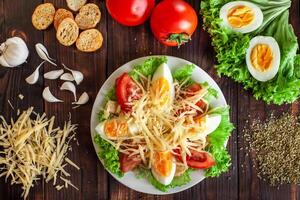 Istruzioni per il preparazione di Cesare insalata. foto