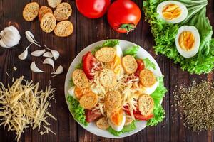 Istruzioni per il preparazione di Cesare insalata. foto