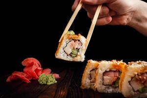 Giappone Sushi rotoli isolato su nero sfondo foto
