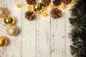 bianca di legno Natale sfondo. vuoto spazio per testo. contento nuovo anno. coni, abete rosso ramo, ghirlanda foto