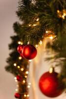 Natale foto zona, giallo luci, di lato. rosso Natale palle su il albero ramo. nuovo anni ghirlanda.