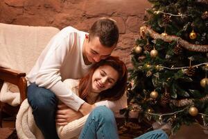 un' tipo con un' ragazza è festeggiare Natale. un' amorevole coppia gode ogni altro su nuovo anni amore storia. Natale decorazioni nel il foto studio in posa per Modelli