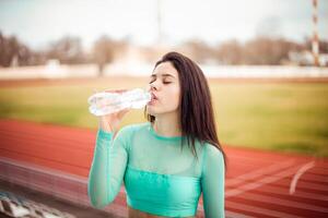 atleta su il di partenza blocchi foto