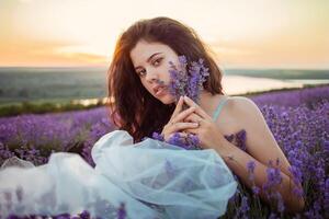 un' bellissimo giovane ragazza contro il tramonto e un' bellissimo cielo foto