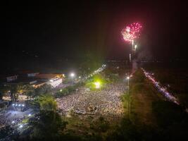 celebrazione. orizzonte con fuochi d'artificio leggero su cielo nel ba tana montagna, tay ninh città, Vietnam. bellissimo notte Visualizza paesaggio urbano. vacanze, festeggiare nuovo anno e tet vacanza foto