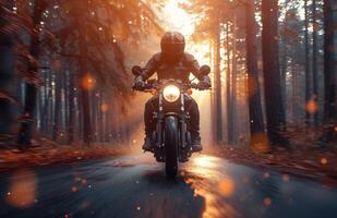 ai generato uomo equitazione motociclo attraverso il boschi foto