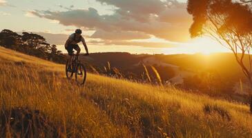 ai generato un' uomo è equitazione il suo montagna bicicletta lungo un' terreno a Alba foto