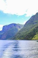 norvegese bellissimo paesaggio di montagna e fiordo, aurlandsfjord sognefjord in norvegia. foto