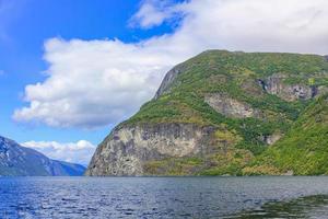 norvegese bellissimo paesaggio di montagna e fiordo, aurlandsfjord sognefjord in norvegia.