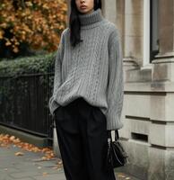 ai generato il Londra modello è indossare un' grigio, tartaruga collo maglione con nero pantaloni foto