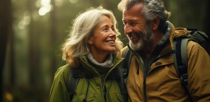 ai generato un più vecchio coppia a piedi nel un' foresta foto