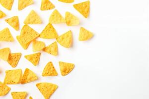 ai generato Mais patatine fritte di triangolare forma levitare su un' bianca sfondo generativo ai foto