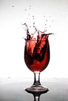 spruzzi cocktail in un' vino bicchiere foto