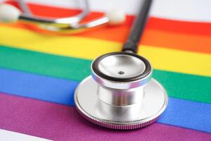 simbolo lgbt, stetoscopio con nastro arcobaleno, diritti e uguaglianza di genere, mese dell'orgoglio lgbt a giugno. foto