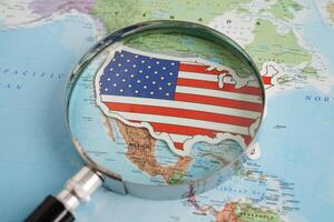 bangkok, Tailandia Maggio 15, 2022 Stati Uniti d'America America bandiera su mondo carta geografica. foto