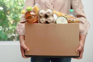 prodotti alimentari nel donazione scatola per volontario per Aiuto le persone. foto