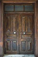 vecchia porta di legno foto