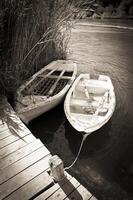 vecchio barca su lago foto