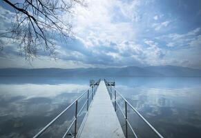 metallo molo su il lago foto