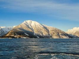 tramonto dell'alba del fiordo del paesaggio invernale, norvegia. traghetto vangsnes a balestrand. foto