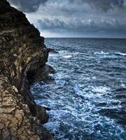 roccioso costa e mare foto