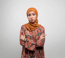 ai generato giovane asiatico musulmano confuso espressione foto