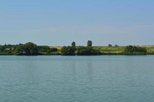 panorama del fiume in campagna in estate foto