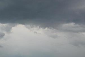 la trama delle nuvole nel cielo prima di un temporale foto
