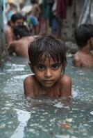 ai generato povero indiano bambini fare il bagno nel il liquame acqua drain nel il villaggio foto