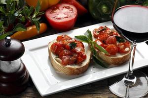 la bruschetta è un antipasto italiano a base di pane grigliato con olio d'oliva.