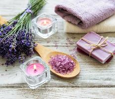 composizione piatta con fiori di lavanda e cosmetici naturali foto