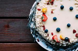 vista dall'alto torta al cioccolato bianco ai frutti di bosco artigianale foto