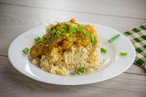 cucinato bulgur con carne salsa e verdure nel un' piatto foto