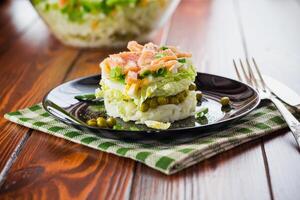 stratificato insalata di cavolo e altro verdure con pezzi di rosso pesce nel un' piatto. foto