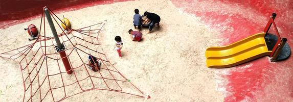 bangkok, thailandia luglio 20, 2017 parco giochi per bambini sul cortile di sabbia nel parco centrale. foto