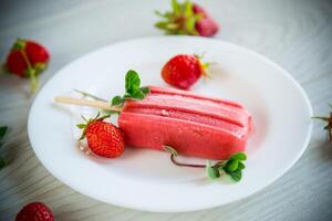 cucinato fatti in casa fragola ghiaccio crema su un' bastone foto