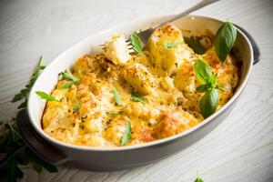 al forno cavolfiore con verdure e formaggio e strapazzate uova foto