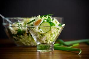 primavera insalata con presto cavolo, cetrioli, uova e verde cipolle foto