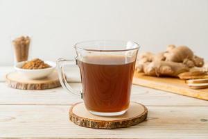 bicchiere di succo di zenzero caldo e dolce foto