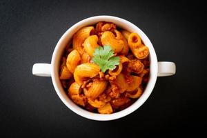 maccheroni con salsa di pomodoro e carne di maiale macinata foto