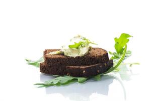 pane formaggio diffusione con aglio e rucola su buio pane foto