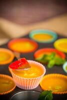 lotto di colorato dolce frutta gelatina nel un' bicchiere foto