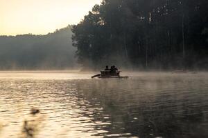 rafting attività nel nebbioso su serbatoio foto