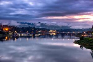 Paesaggi di antico di legno lun ponte a alba foto